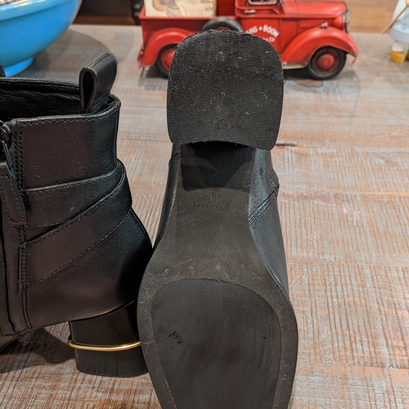Gorgeous Tory Burch Signature Black Boots, Size 7.5 - Picture 6 of 8